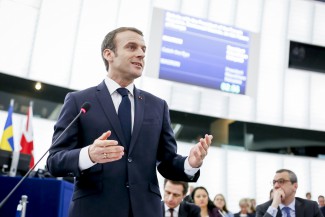 A közös védelempolitika az EP-be látogató francia elnök szerint is fontos